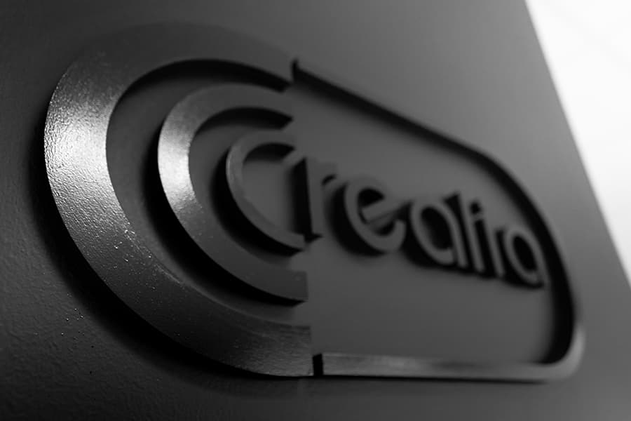 logo crealia bassorilievo in ufficio