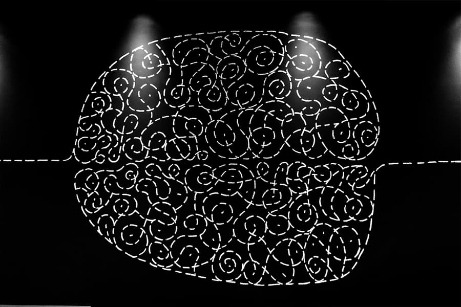 parete nera lavagna con disegno gesso